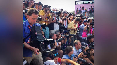 '​Фотосуратчи «Формула-1” пойгасини 104 йиллик камерада суратга олди'ning rasmi