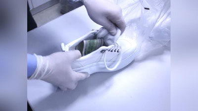 Изрображение 'В столичном аэропорту задержали пассажира с долларами в кедах'