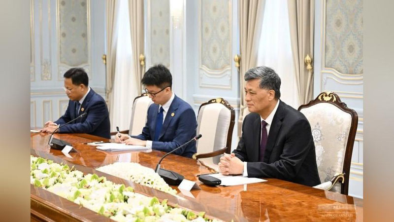 'Prezident Xitoy delegasiyasi bilan “O`zbekiston – Qirg`iziston - Xitoy” temir yo`li qurilishini jadallashtirishni muhokama qildi'ning rasmi