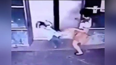 '​Ona 3 yoshli qizini qutqarish uchun yuziga tepishga majbur bo`ldi (video)'ning rasmi