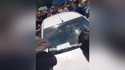 'Navoiyda fuqarolar qoidabuzarlikni tasvirga olib "GAI"ga yuboradigan shaxsni ushlab, mashinasini pachoqlab tashlashdi (video)'ning rasmi