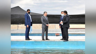 'Shavkat Mirziyoev Norin daryosi bo`yida joylashgan noyob baliq turlarini ishlab chiqarish korxonasi faoliyati bilan tanishdi'ning rasmi