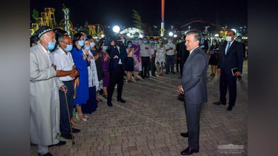 Изрображение 'Президент пообщался с посетителями парка «Афсоналар водийси» в Намангане (фото)'