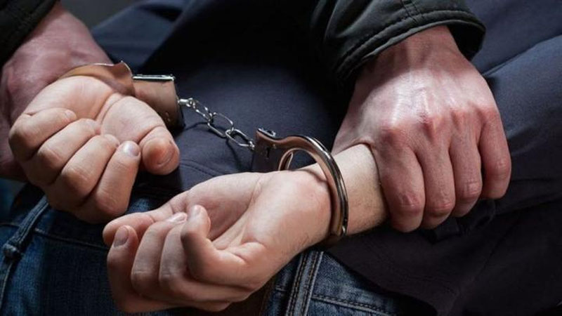 'Қашқадарёда босқинчилик билан қўлга киритган пулларга онаси ва қайинонасига тилла тақинчоқлар совға қилган йигитлар қўлга олинди'ning rasmi