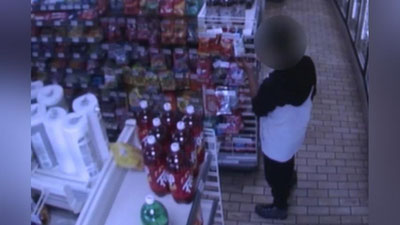 'Oziq-ovqat do`koni sohibi och qolgan o`g`rini siyladi (Video) 'ning rasmi