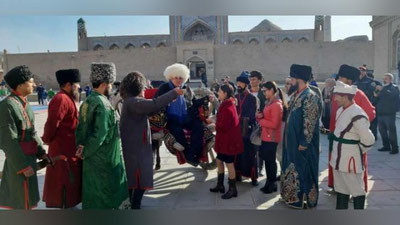 Изрображение 'В Хиве Жерара Дерадье посадили на арбу (фото)'