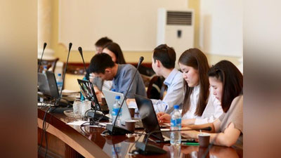 'Davlat tomonidan yana bir guruh yoshlar xorijiy OTMlarga o`qishga yuboriladi'ning rasmi