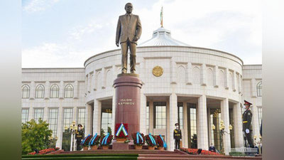 'Shavkat Mirziyoev O`zbekistonning Birinchi Prezidenti Islom Karimov haykali poyiga gulchambar qo`ydi (foto)'ning rasmi