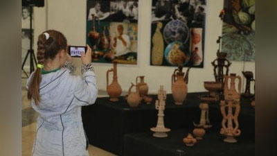 'Qadimiy osori-atiqalar namoyish etilmoqda 'ning rasmi