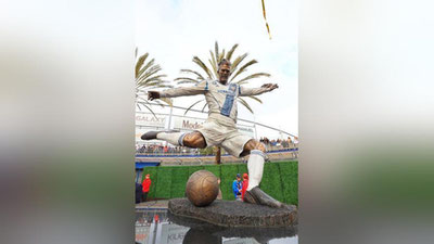 'Los-Anjelesda Devid Bekxemga haykal qo`yildi 'ning rasmi