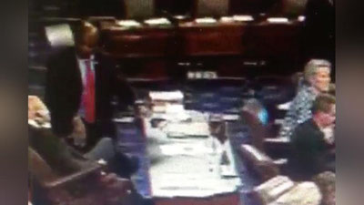 'ЖУРНАЛИСТ АЁЛ ҚЎЛИДАГИ НОУТБУГИНИ АМЕРИКАЛИК ҚОРА ТАНЛИ СЕНАТОРНИНГ БОШИГА ТУШИРИБ ЮБОРДИ'ning rasmi