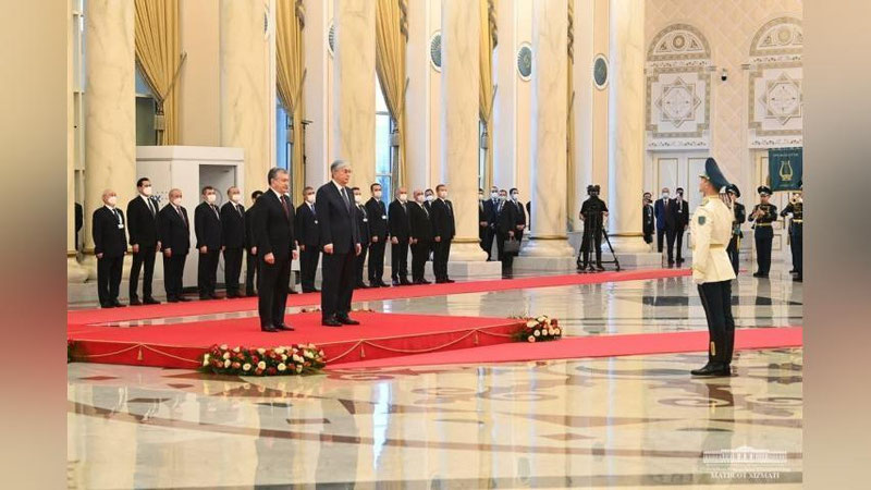 'Бугун Қозоғистоннинг Оқўрда қароргоҳида Ўзбекистон Президентини расмий кутиб олиш маросими бўлди'ning rasmi