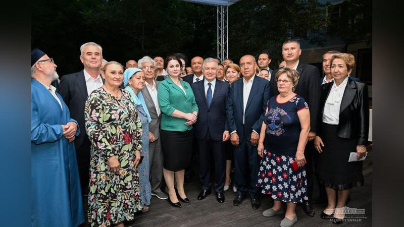 Изрображение 'Глава государства побеседовал с жителями махалли Катта Чилонзор-3'