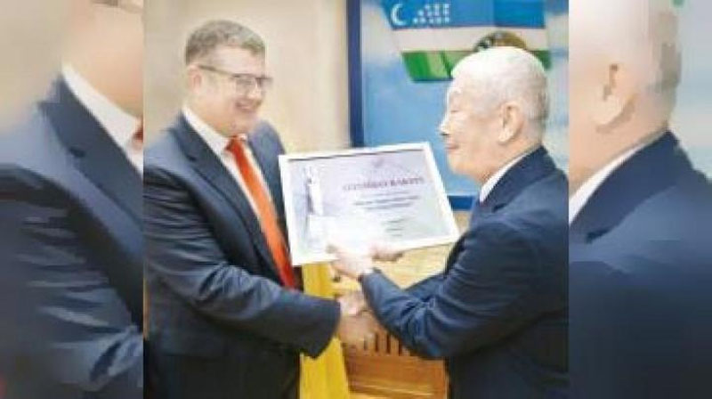 Изрображение 'Глава «Узбекистон хаво йуллари» получил награду Латвийской Республики'