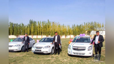 Изрображение 'Хлопкоробов Булакбашинского района, сдавших план по хлопку, поощрили автомобилями'