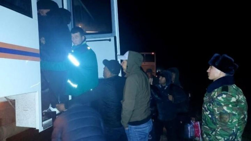 Изрображение 'Из неисправного автобуса на трассе в Казахстане эвакуировали 60 узбекистанцев'