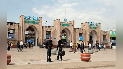 'Toshkentdagi bozorlarda xaridlar uchun to‘lovlarni kartadan kartaga o‘tkazish orqali to‘lash mumkin emasligi tushuntirilmoqda'ning rasmi