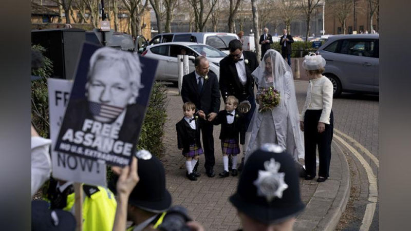 Изрображение 'Основатель WikiLeaks Джулиан Ассанж женился в британской тюрьме'
