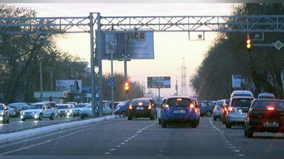 'Prokuratura xodimining svetoforning "qizil" chirog`ida o`tib ketgani fuqarolar tomonidan "ushlab berildi"'ning rasmi