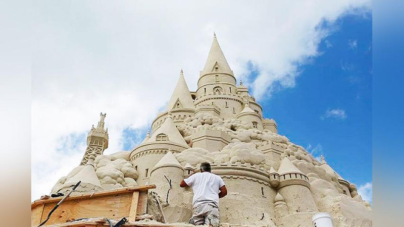 'Қумдан барпо этилган 15 метрли қалъа'ning rasmi