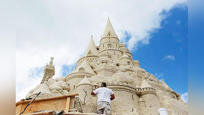 'Qumdan barpo etilgan 15 metrli qal`a'ning rasmi