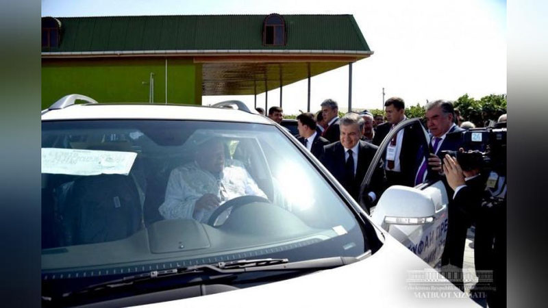 'Shavkat Mirziyoev tojikistonlik dehqonlarga Captiva sovg`a qildi (foto)'ning rasmi