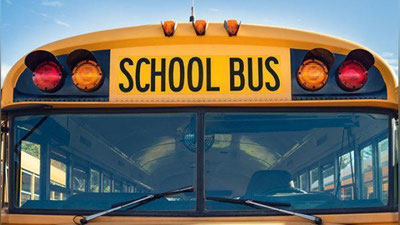 'Оқ танли ўқитувчи қора танли ўқувчисини полга ётқизиб, уни оёғи билан босди 'ning rasmi