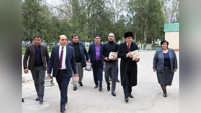 'Taniqli san`atkorlar maktablarga kitoblar sovg`a qilishdi'ning rasmi