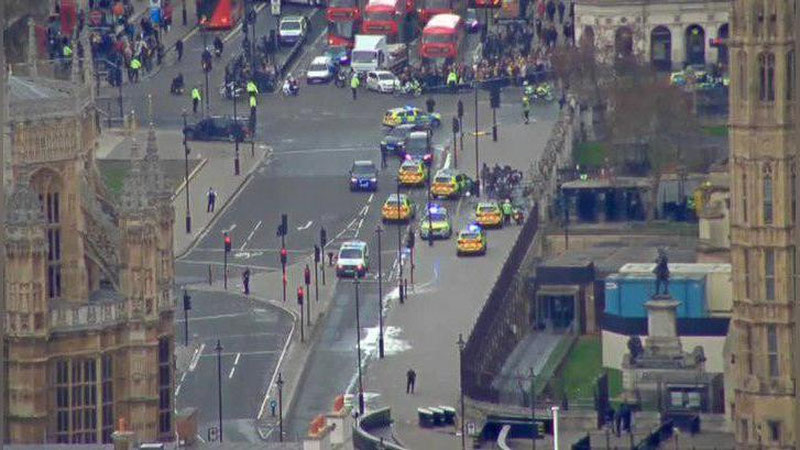 Изрображение 'СТРЕЛЬБА У ЗДАНИЯ ПАРЛАМЕНТА В ЛОНДОНЕ: ЕСТЬ РАНЕНЫЕ'