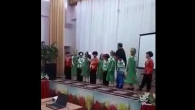 'Ўқитувчи аёл концерт вақтида мактаб саҳнасида вафот этди (Видео)'ning rasmi