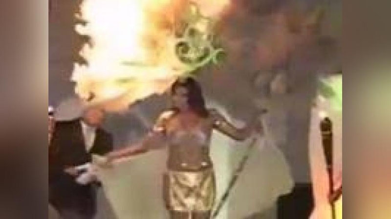 'Сальвадорлик гўзаллик маликаси саҳнада ёниб кетди'ning rasmi