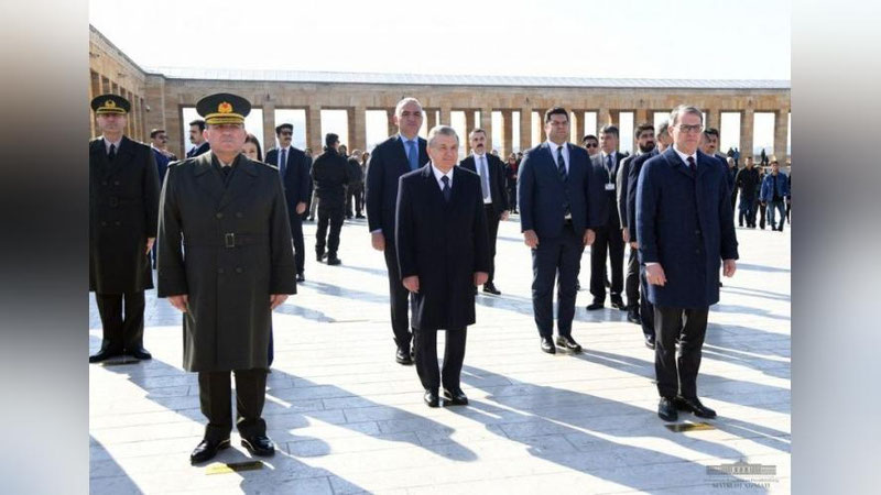 'Shavkat Mirziyoev Anqaradagi Anitkabir yodgorligiga tashrif buyurib, Otaturk qabriga gulchambar qo`ydi (foto)'ning rasmi