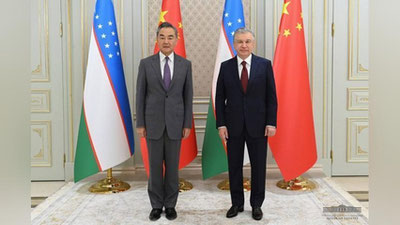 'Президент Хитой ташқи ишлар вазири  билан “Хитой – Қирғизистон – Ўзбекистон” ва “Термиз – Мозори-Шариф – Кобул – Пешовар” темир йўлларини қуришни тезлаштириш масаласини кўриб чиқди'ning rasmi