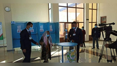 '111 yoshli onaxon ovoz berish uchun saylov uchastkasiga bordi'ning rasmi