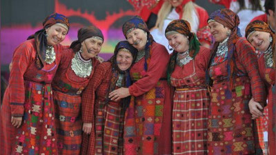 '​“БУРАНОВСКИЕ БАБУШКИ” ГУРУҲИ ИШТИРОКЧИЛАРИДАН БИРИНИНГ БОШИГА РЕКЛАМА БАННЕРИ ТУШИБ КЕТДИ'ning rasmi