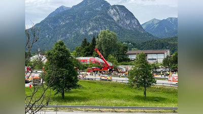 Изрображение 'В Германии поезд сошел с рельсов: трое человек погибли, 60 пострадали'