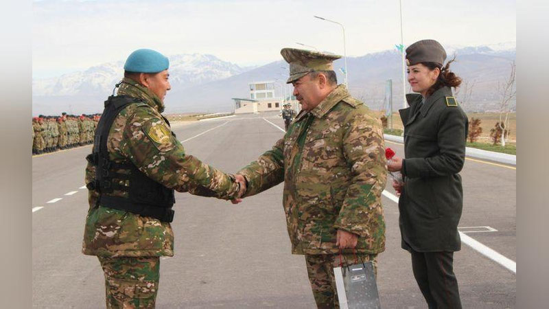 'Mudofaa vaziri to`satdan tekshirishni muvaffaqiyatli o`tkazgan harbiylarni mukofotladi'ning rasmi