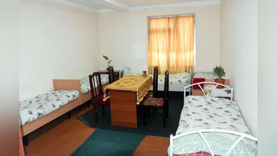 'Andijondagi bo`sh turgan kollej yotoqxonalari uylarga aylantirilib, og`ir sharoitda yashayotgan ayollarga beriladi'ning rasmi