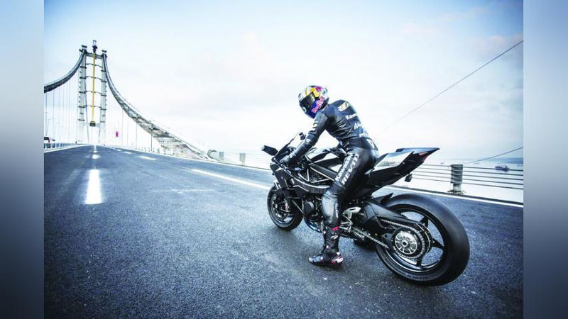 'TURKIYaLIK MOTOPOYGAChI REKORDI'ning rasmi