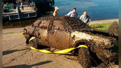 'ИЧИДА ОДАМЛАРИ БЎЛГАН, 11 ЙИЛ ДАВОМИДА ДАРЁ ҚАЪРИДА ЁТГАН АВТОМОБИЛЬ ОЛИБ ЧИҚИЛДИ (ВИДЕО)'ning rasmi