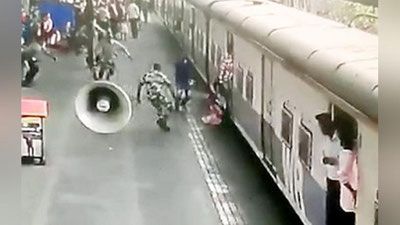 'Harakatlanayotgan poezd tagiga tushib ketgan qizaloq omon qoldi (video)'ning rasmi