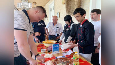 'Sayyohlar o`zbek milliy taomlarini tayyorlashni o`rganmoqda'ning rasmi