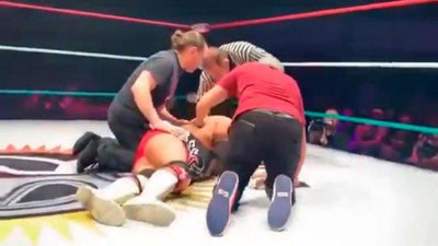 Изрображение 'РЕСТЛЕР УМЕР ПРЯМО НА РИНГЕ ВО ВРЕМЯ БОЯ (ВИДЕО)'