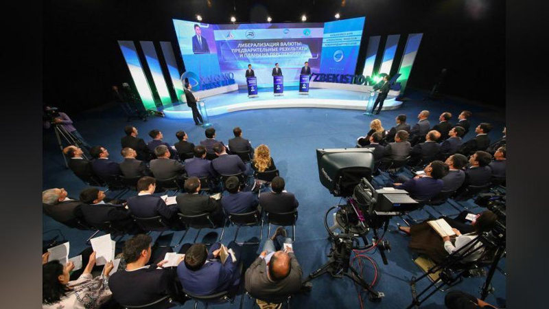 '​O`ZBEKISTONDA SO`NGGI IKKI OYDA AHOLINING 565 MLN. AQSh DOLLAR MIQDORIDAGI MABLAG`LARI SOTIB OLINDI'ning rasmi