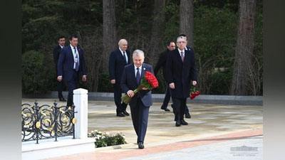 Изрображение 'Перед отъездом из Баку глава Узбекистана почтил память Гейдара Алиева'