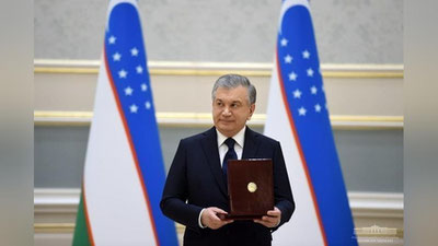 'Turkiya Vise-Prezidenti, AQSh va Ozarbayjon elchilari hamda… Shavkat Mirziyoev 12 nafar chet el fuqarosini «Do`stlik» ordeni bilan taqdirladi'ning rasmi