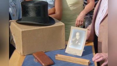 'Britaniyalik chiqindilar orasidan Cherchillning buyumlarini topib oldi 'ning rasmi