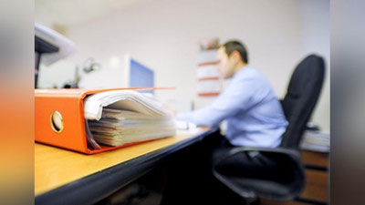 'O`zbekistonda ilk marta davlat xizmatchisi mas`uliyatsizligi uchun salkam 1 million so`m jarima to`ladi'ning rasmi