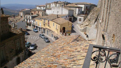 Изрображение 'В ИТАЛЬЯНСКОМ ГОРОДЕ БЕСПЛАТНО РАЗДАЮТ ДОМА'