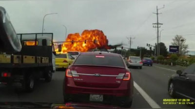 Изрображение 'МОМЕНТ КРУШЕНИЯ САМОЛЕТА В США ПОПАЛ НА ВИДЕОРЕГИСТРАТОР'